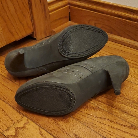 Apostrophe Gray Oxford Heels with Brogue Detailing - Picture 7 of 12